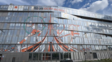 Le siège d'Orange aux couleurs des JO de Paris 2024