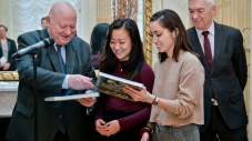 Grace Dong et Jackie Ennis ont reçu le livre d'Issy-les-Moulineaux à l'occasion de cette réception en leur honneur.