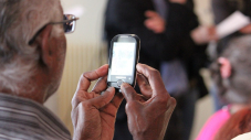 Senior tenant un téléphone portable