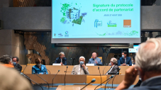 Signature d'accord de partenariat entre la Ville, Seine-Ouest Habitat et Orange.