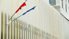 Tous les drapeaux des écoles de la Ville sont en berne, comme ici à l'école des bords de Seine