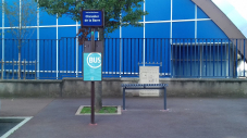 Des bancs assis debout à Issy