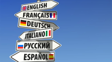panneaux directionnels allant dans à droite ou à gauche et indiquant des langues et le drapeau correspondant