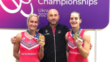 Badminton : Gabriela et Stefani Stoeva championnes d'Europe, avec leur entraîneur Mihail Popov