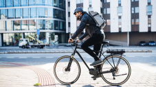 Homme sur vélo électrique