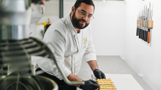 Maxime Ollivier dans son laboratoire de pâtisserie