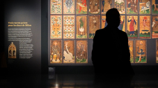 Un visiteur contemple les tarots exposés au Musée Français de la Carte à Jouer.