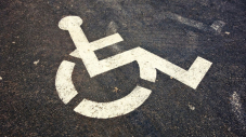 Une place de stationnement pour personne en situation de handicap.