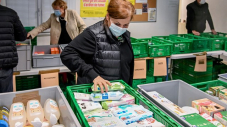 Une bénévole lors de la collecte alimentaire 2021