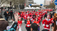 Des coureurs déguisés en Pères Noël pour la Corrida de Noël d'Issy-les-Moulineaux.
