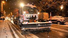 Une déneigeuse dégage une route.