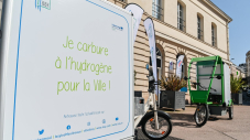 Photo des deux triporteurs alimentés par hydrogène