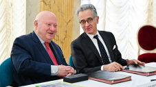 Signature de la convention de coopération entre la Ville, la Fondation Inalco et le CLAVIM en présence d’André Santini, maire d’Issy-les-Moulineaux, et Philippe Advani, président de la fondation de l’Inalco.