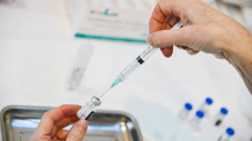 Un médecin prépare une dose de vaccin contre la Covid-19.