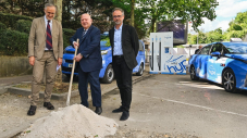 André Santini, Maire d’Issy-les-Moulineaux, Dominique Darne, Président de Groupe REI - INTHY, et Mathieu Gardies, Président fondateur de HYPE, lors de la pose de la première pierre de la station hydrogène d'Issy lundi 27 juin.