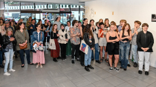 Les élèves des Arcades lors du vernissage de leur exposition à l'Espace Icare en juin 2022.