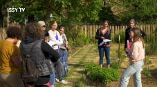 La youtubeuse Ophélie Damblé partage aux Isséens ses astuces de jardinage pendant "La campagne à Issy" au jardin botanique. 