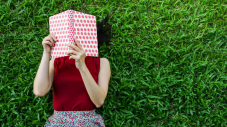 Rien de tel qu'un coin d'herbe et du soleil pour se plonger dans une lecture !