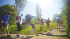 Des sportifs jouent au trailball dans un espace arboré.
