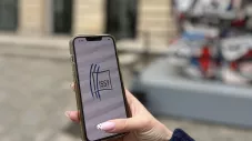 Cette nouvelle génération de services prend aujourd’hui une forme tangible avec le déploiement d’IssyGPT. Lancé fin 2023, cet agent conversationnel permet d’accéder en continu à l’information municipale et de simplifier les démarches courantes. Depuis le site de la Ville, l’application mobile ou par SMS, il répond aux questions liées aux équipements, aux inscriptions, aux événements ou aux formalités administratives. En moins de deux ans, plusieurs dizaines de milliers d’échanges ont été enregistrés, témoig