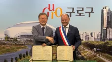 Thierry Lefèvre et le maire du District de Guro Jang In-Hong