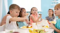Restauration scolaire : équilibre alimentaire, éducation au goût et développement durable au menu 