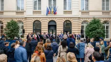 Solidaires des communes touchées, les Isséens se rassemblent devant l’Hôtel de Ville