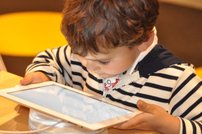 Enfant travaillant avec une tablette