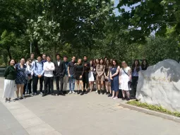Dongcheng - Lycéens d'Issy à Dongcheng devant les arbres de l'amitié franco-chinoise (mai 2017)