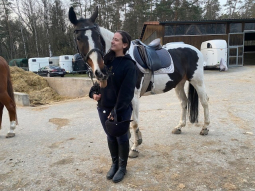 Mathilde et son compagnon d'équitation, un cheval blanc à taches marron