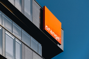 Vue de l'enseigne d'Orange sur son siège social