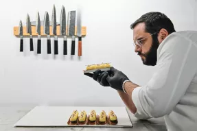 Maxime Ollivier présente ses lingots, sa pâtisserie signature. 