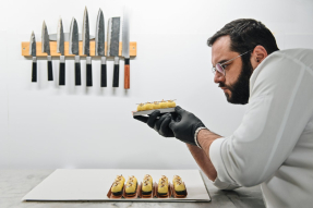 Maxime Ollivier présente ses lingots, sa pâtisserie signature. 