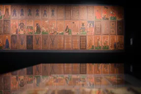 L'exposition Tarots présente de nombreuses collections de cartes uniques au monde. 