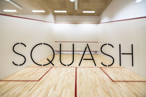 Un court de squash. 