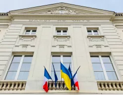 Drapeau ukrainien sur le fronton de l'Hôtel de Ville