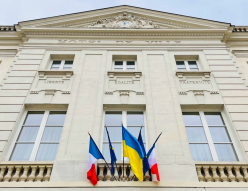 Drapeau ukrainien sur le fronton de l'Hôtel de Ville