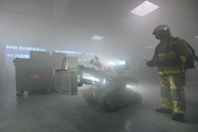 Un sapeur-pompier, accompagné d'un robot, en exercice au CT. 