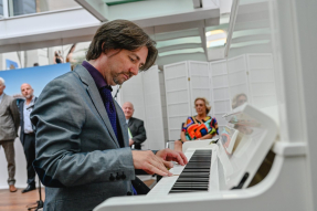 Le compositeur de musiques de films Christophe Julien joue du piano. 