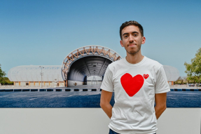 L'artiste Sacha Luisada, pose devant une de ses oeuvres. 