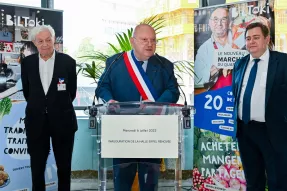 Le maire a inauguré les halles. 