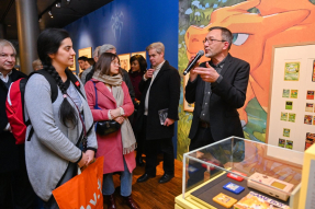 Gwenael Beuchet, commissaire de l'exposition, lors du vernissage du 17 décembre.