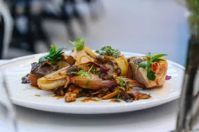 Suprême de volaille du Gâtinais, contisé sous la peau, fricassée de champignons de saison, échalote rôtie