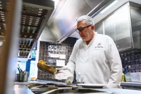 Bouchée Marguerite homard, céleri rave et pommes fruits, sauce à l’estragon