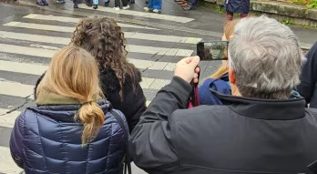 Devant un passage piéton Flowell