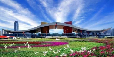 Hôtel de Ville de Shenzhen, jardin au premir plan