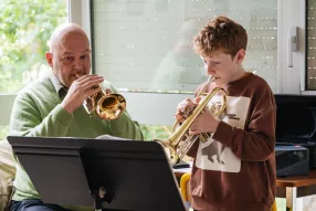 Duo de trompette -professeur et jeune élève  