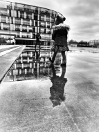 En noir et blanc, miroir d'eau du Fort d'Issy