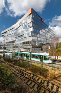 Vue du tramway devant le siège d'Orange