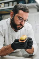 Maxime Ollivier prépare un "lingot", sa pâtisserie signature.